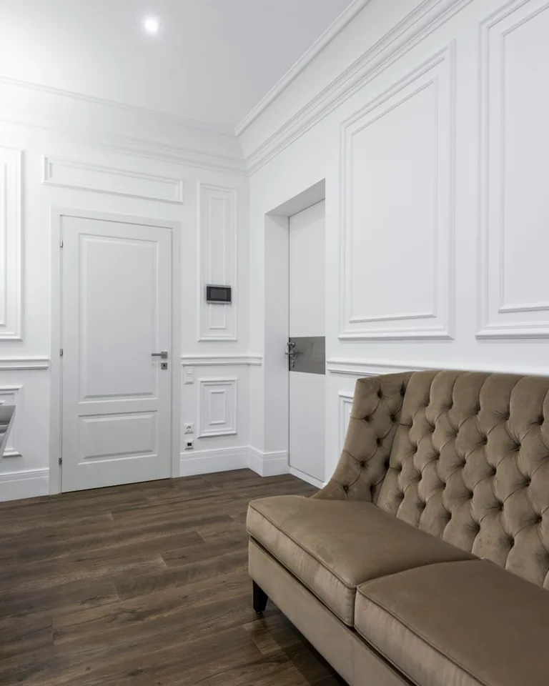 Built-in bench seating in an entryway