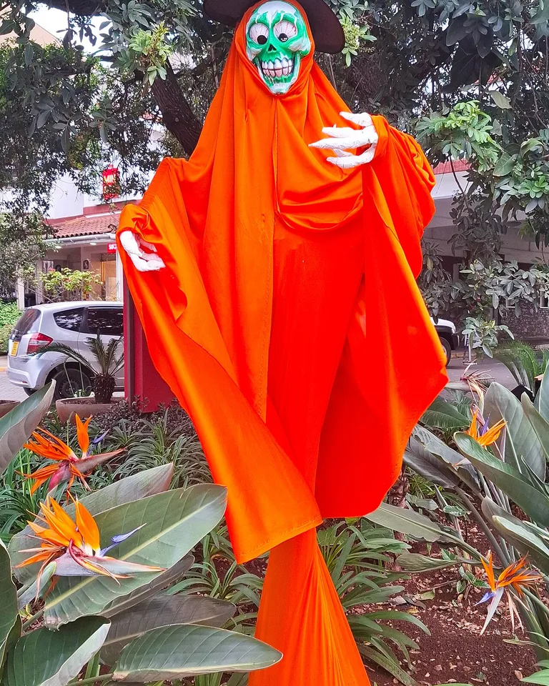 Tomato cage ghosts wrapped in white fabric for Halloween