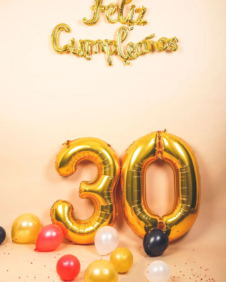 Festive birthday setup with colorful balloons and Feliz Cumpleanos text